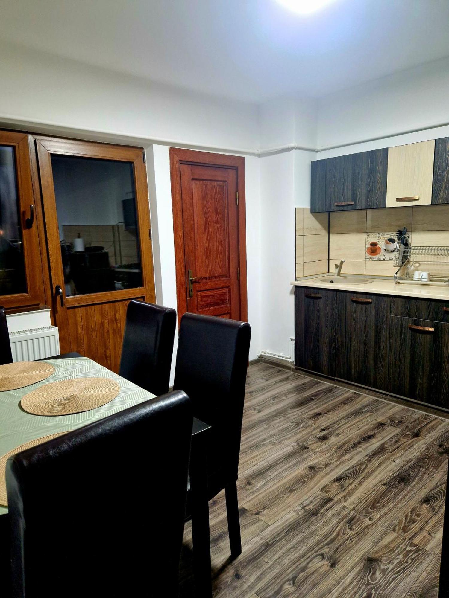 Cozy Appartment In The Center Targoviste Eksteriør billede